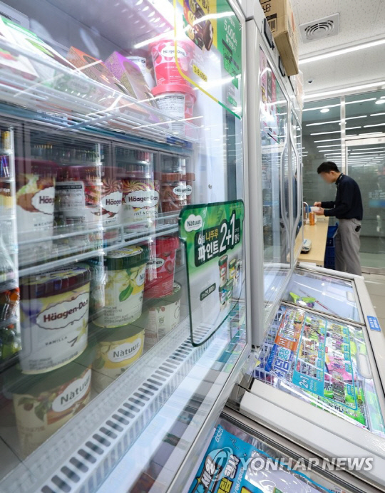 서울 시내 한 편의점에 아이스크림 제품이 진열돼 있다. 연합뉴스